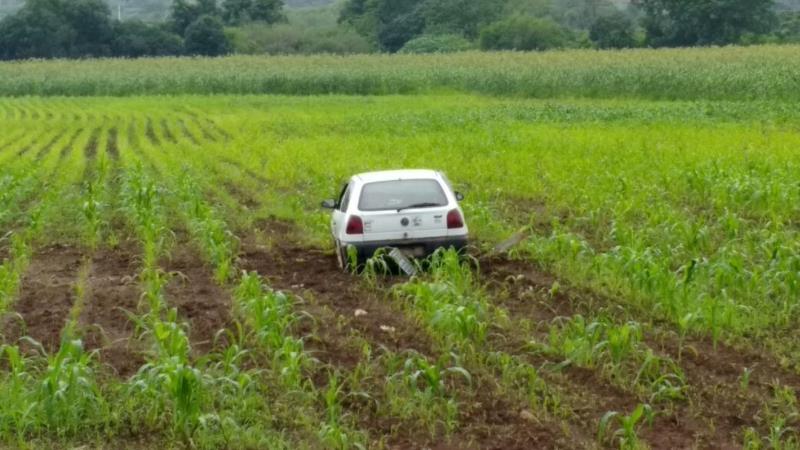 Carro é encontrado abandonado em lavoura