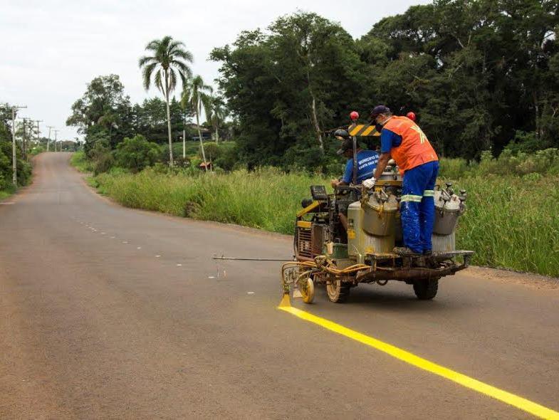 Prefeitura sinaliza trânsito em Linha Santa Cruz