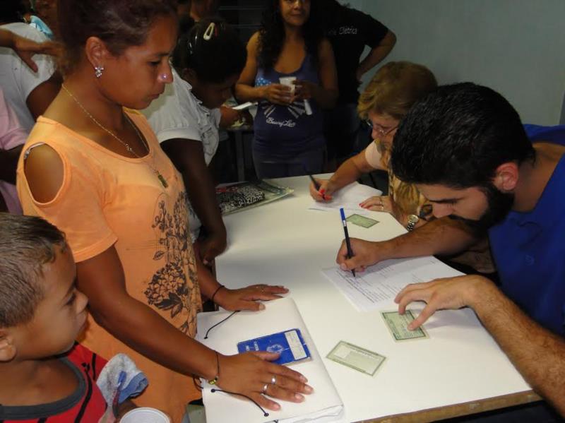 Moradores do Bekencamp recebem orientações sobre os riscos de sobrecarga na rede elétrica