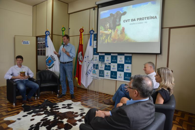 Prefeito de Venâncio assina contrato do Centro de Vocação Tecnológica da Proteína