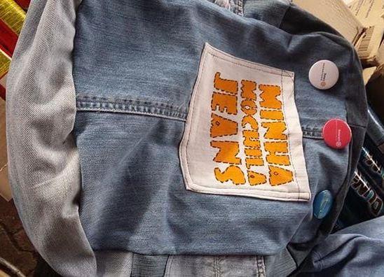 Ação transforma calças jeans em mochilas para escolas municipais de Santa Cruz