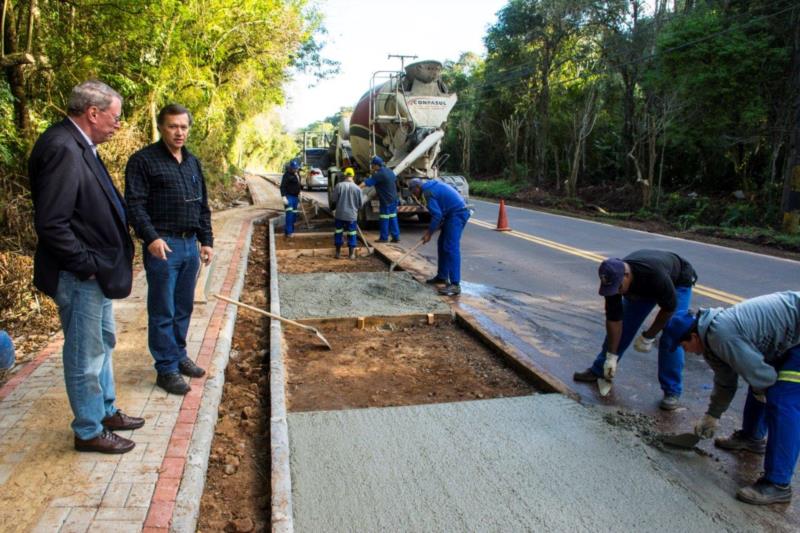 Prefeitura de Santa Cruz faz acostamento no Acesso Grasel