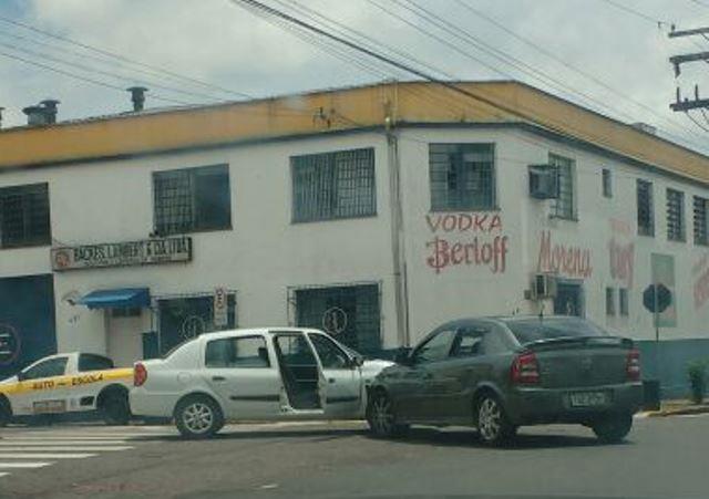 Dois carros colidem no Centro de Santa Cruz