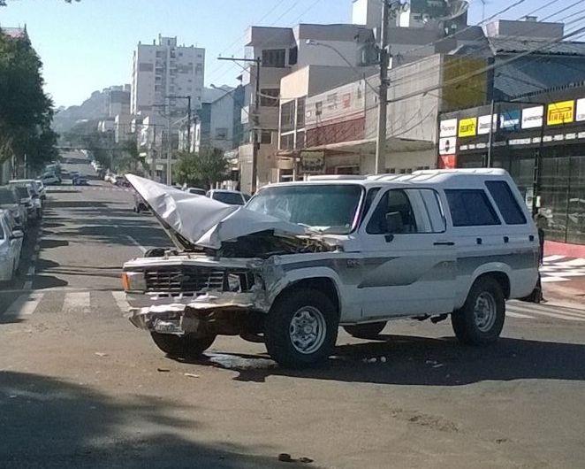 Em dois dias, dois acidentes na esquina da Assis Brasil com a 28 de setembro