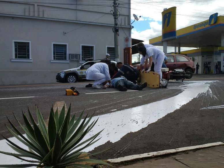 Motociclista fica ferido em acidente no centro