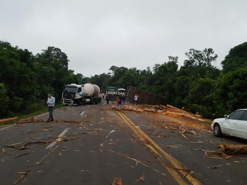 Trânsito está bloqueado na BR-386