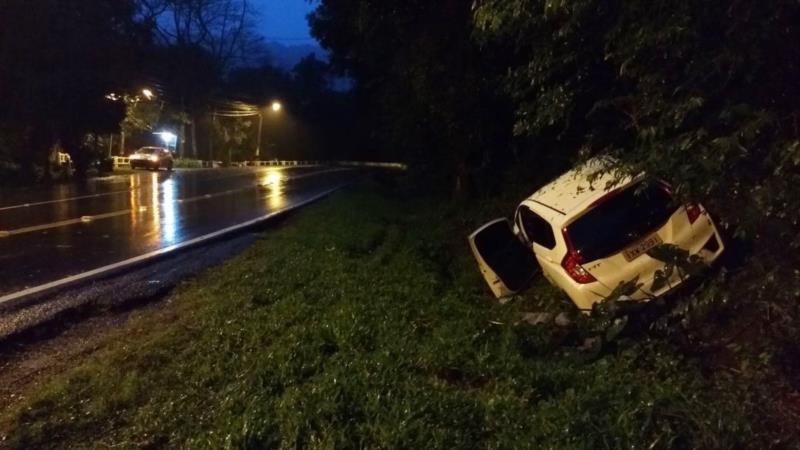 Motorista perde o controle do carro no Acesso Grasel