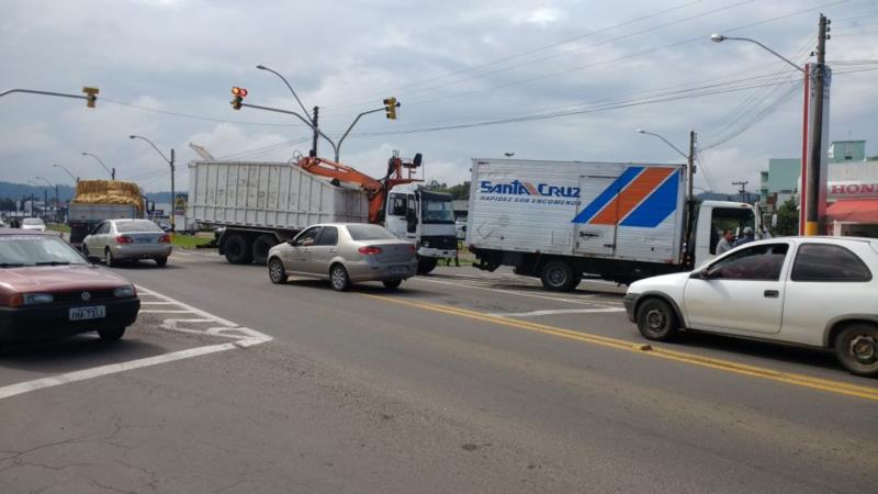 Colisão de caminhões bloqueia trânsito na BR-471