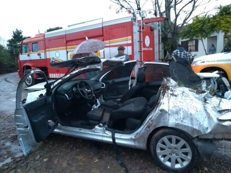 Carro capota e deixa quatro pessoas feridas em Estância Mariante