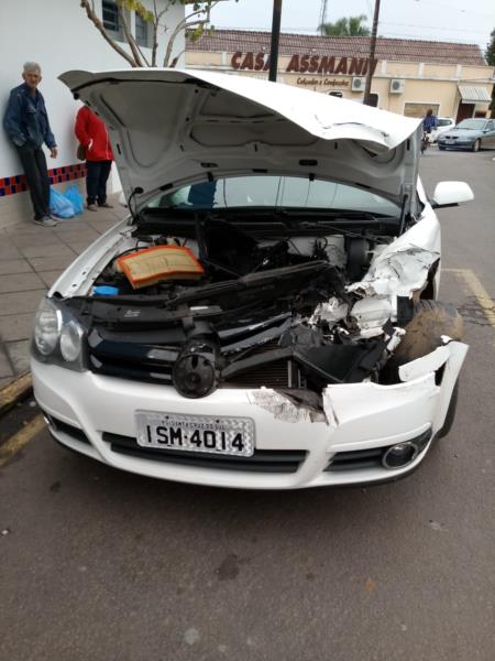 Acidente entre carro e caminhão é registrado no centro de Vera Cruz