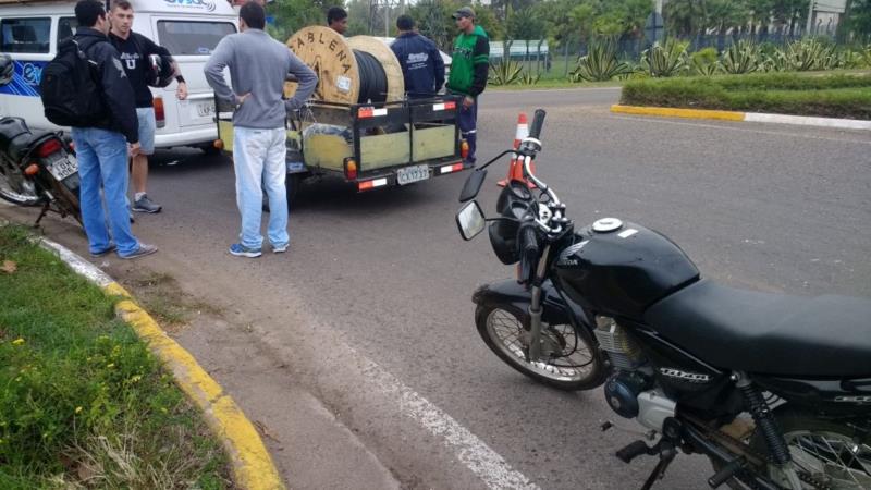 Duas pessoas ficam feridas em colisão entre Kombi e motocicleta