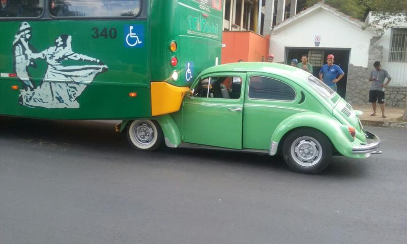 Ônibus tenta dar ré e atinge carro em Santa Cruz