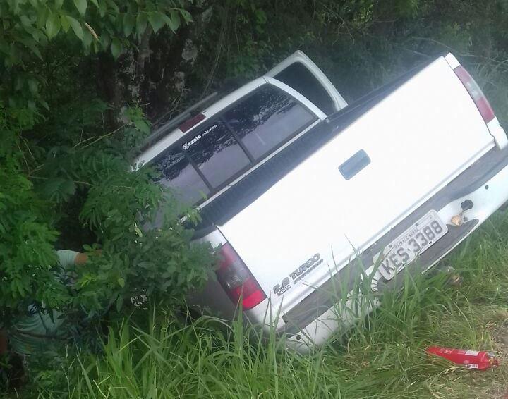 Motorista desvia de ciclista e sai fora da pista na BR-471 em Santa Cruz