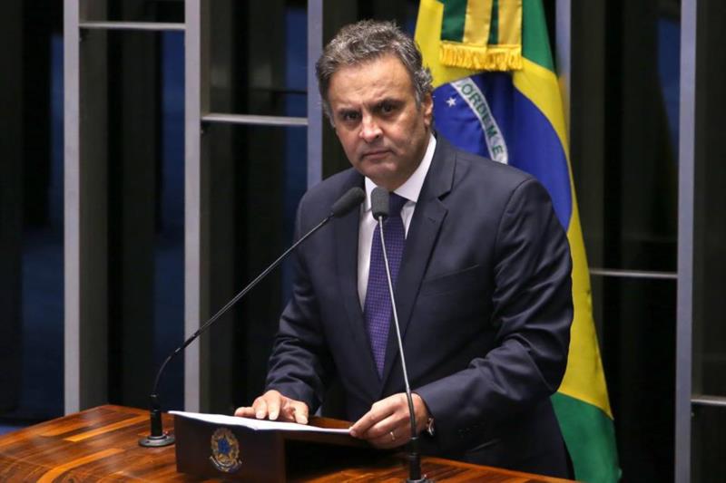 Na volta ao Senado, Aécio diz que trabalhará para provar inocência