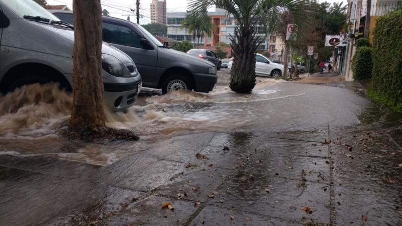 Rompimento da rede gera vazamento no Centro