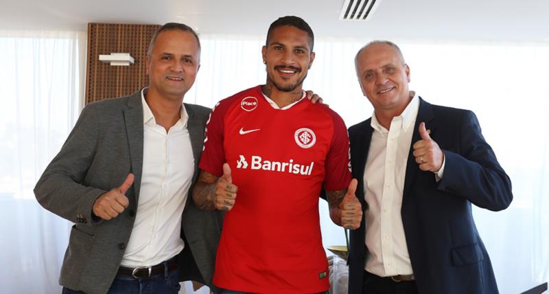 Inter oficializa contratação do atacante Paolo Guerrero