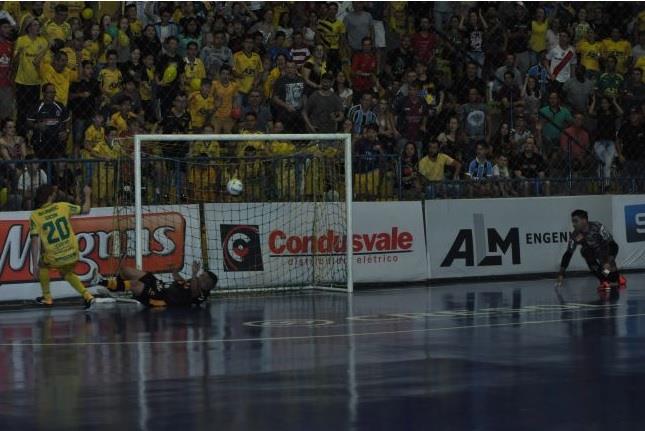 Assoeva vence e está a um empate da semifinal da Liga Futsal