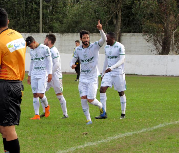 Flávio Torres marca gol e Avenida empata com o Real