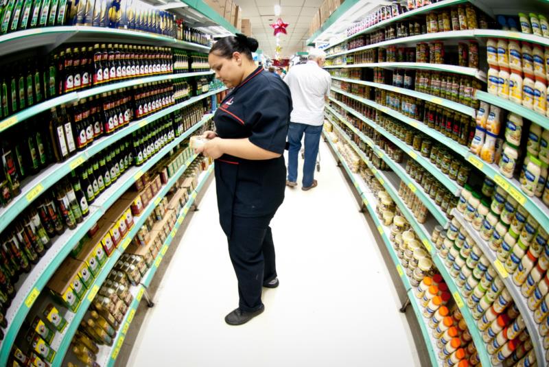 Decreto permite que supermercados negociem abertura aos domingos e feriados