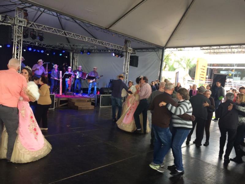 Grupo Os Colonos anima a tarde de domingo