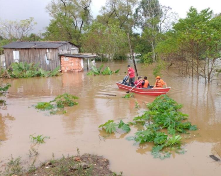 Famílias pedem ajuda e são resgatadas pelos Bombeiros Voluntários