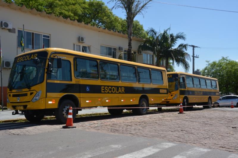 Vera Cruz recebe dois novos ônibus escolares