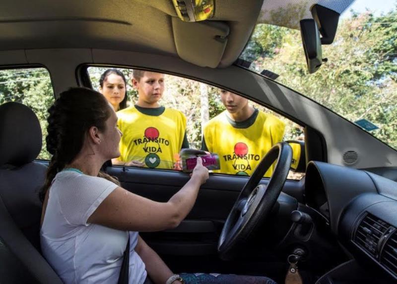 Blitz educativa orienta para o respeito à faixa de segurança