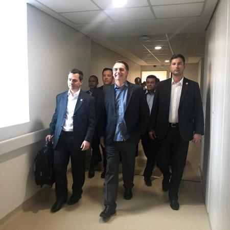 Bolsonaro recebe alta e deixa hospital em São Paulo