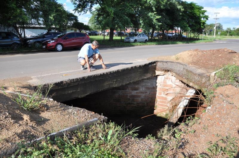 Buraco na via chama atenção