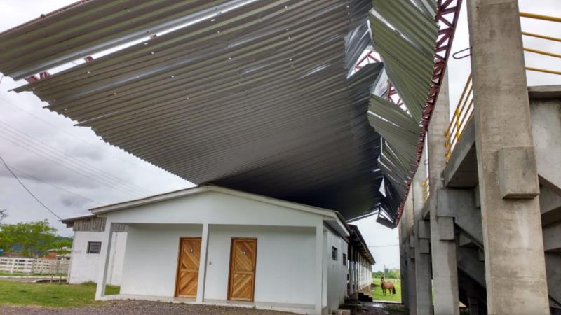 Vento arranca estrutura do Parque de Eventos