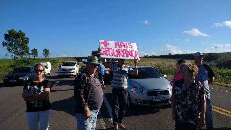 Moradores bloqueiam a BR-471