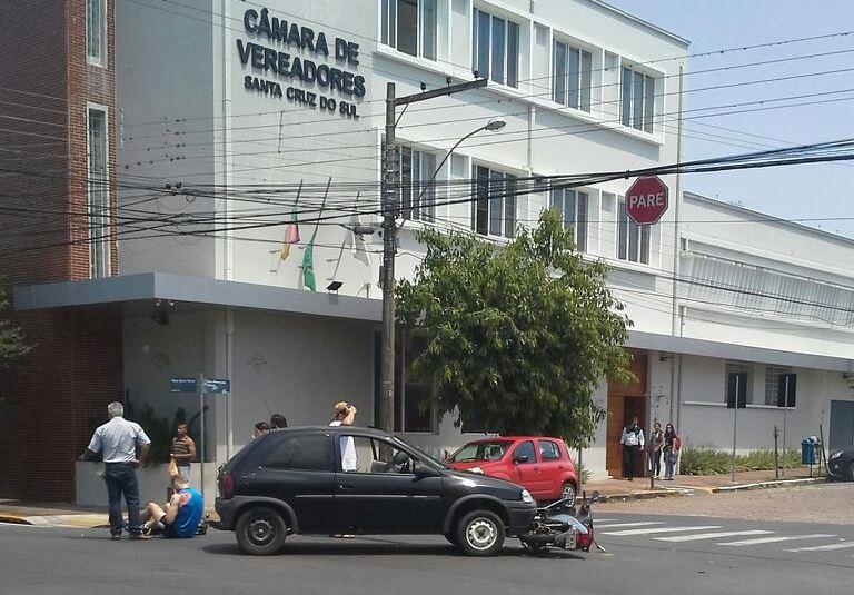 Carro e moto colidem no Centro de Santa Cruz