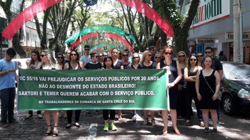 Servidores do Fórum de Santa Cruz realizam caminhada contra a PEC dos Gastos