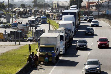 Bolsonaro diz que governo vai criar cartão-caminhoneiro