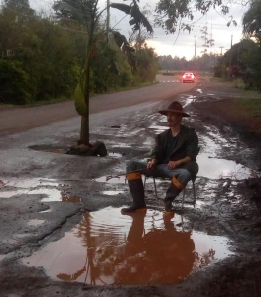 Em protesto, jovem simula pescaria em buraco de rodovia em Venâncio Aires