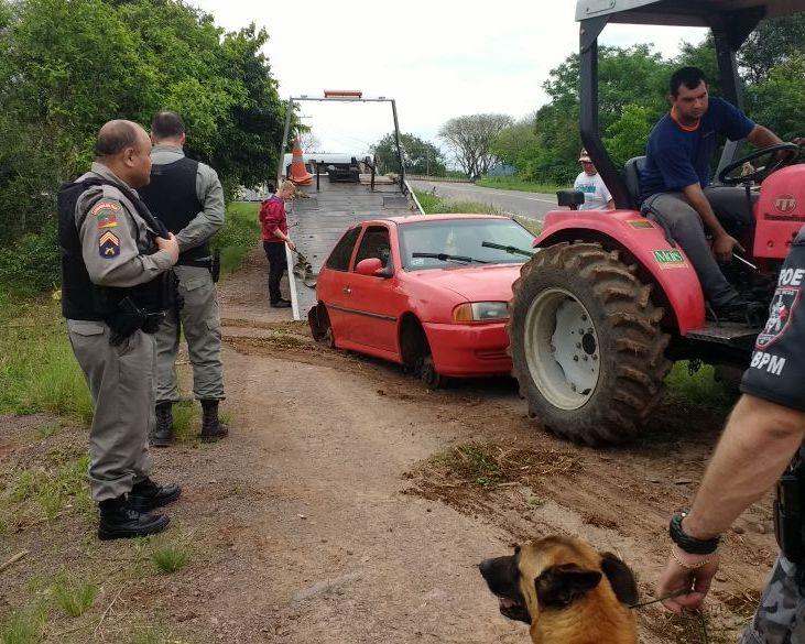 Veículos furtados são localizados em plantação de vassoura