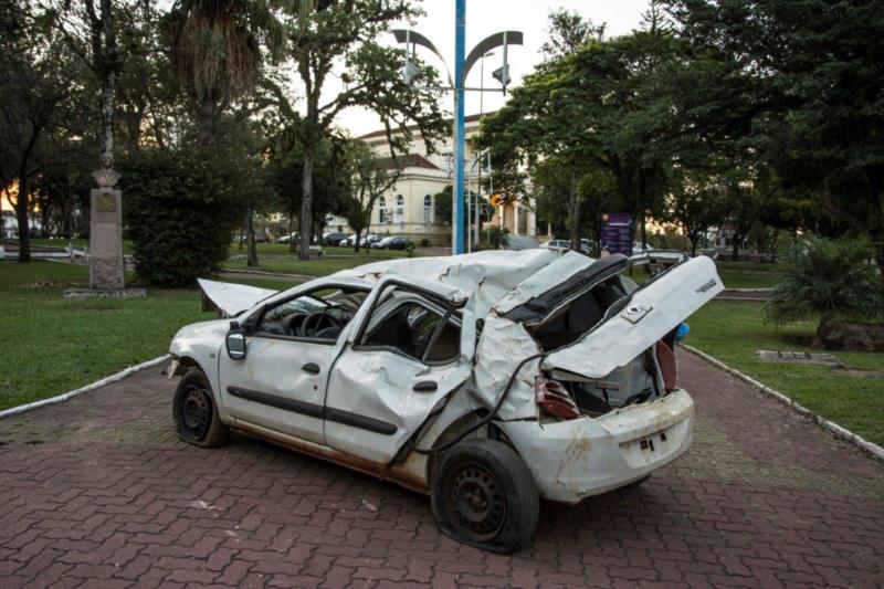 Exposição de carro batido busca conscientizar motoristas em Santa Cruz