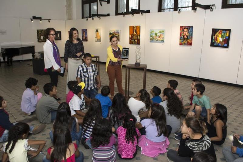 Escolas visitam exposição na Casa das Artes Regina Simonis