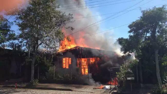 Casa fica totalmente destruída por incêndio em Venâncio Aires