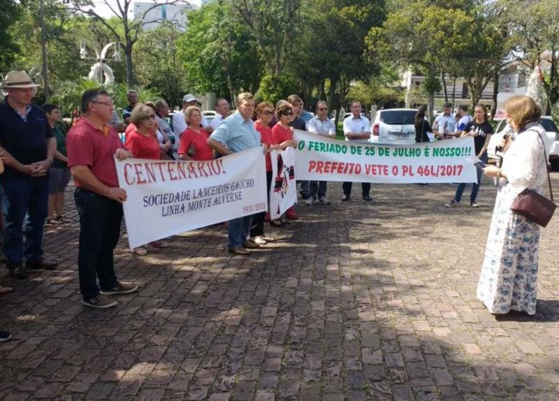 Moradores do interior protestam em frente à Prefeitura de Santa Cruz