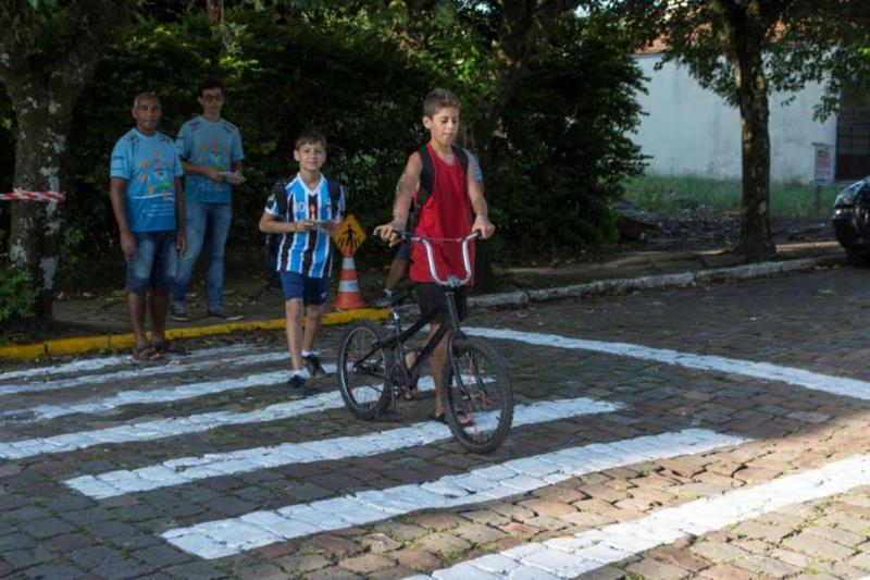 Escola Luiz Schroeder é alvo de campanha sobre o uso da faixa de pedestre