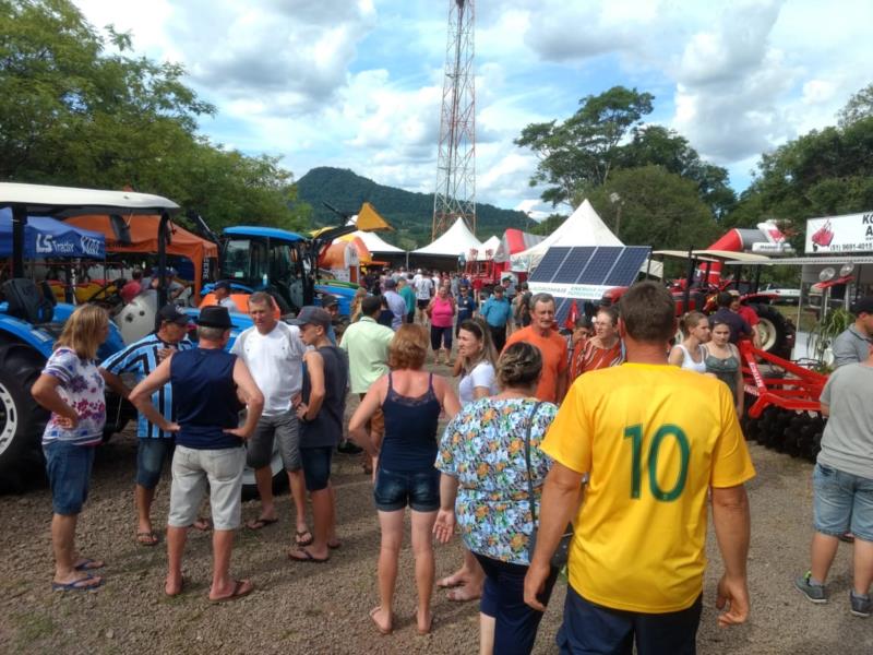 Feirasol encerra com show de Tchê Barbaridade