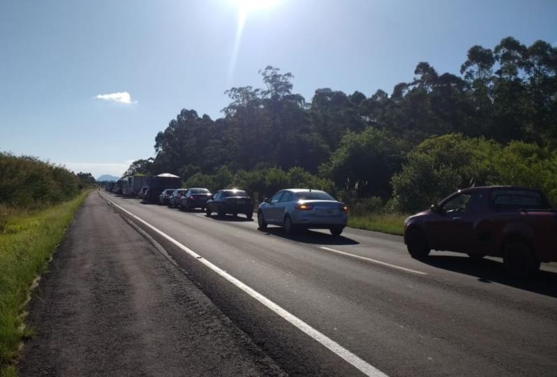 Motoristas enfrentam congestionamento na ponte sobre o Arroio Plumbs