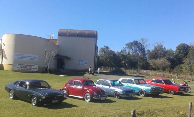 Encontro de carros antigos, cinema, show, teatro e  pedalada são atrações neste sábado