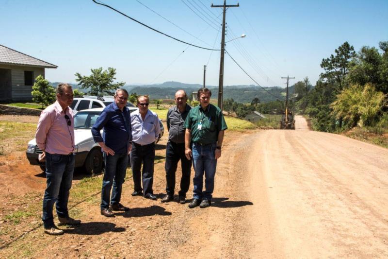 Secretaria de Obras retoma melhorias em estradas de Linha Brasil