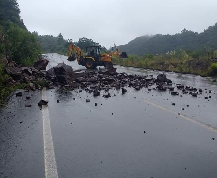 Deslizamento de terra bloqueia trecho na RSC-153