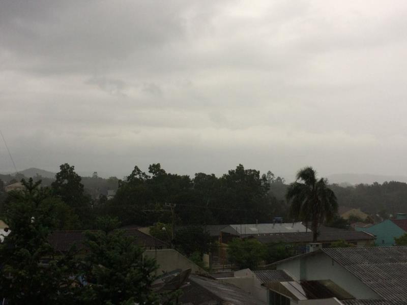 Frente fria traz chuva ao Estado no final de semana