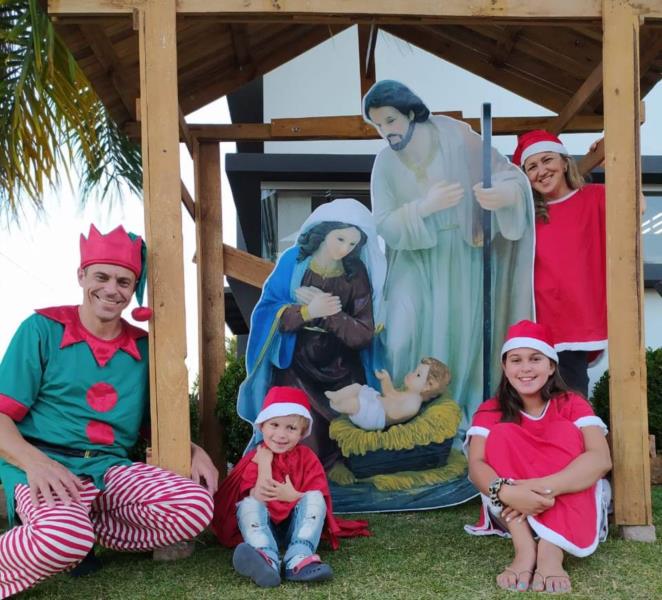 Seja dos clientes ou das crianças, ele gosta de sorrisos e quer ver acesa a magia do Natal