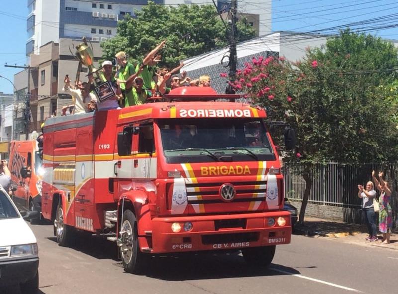 Assoeva desfila em carro aberto por Venâncio Aires