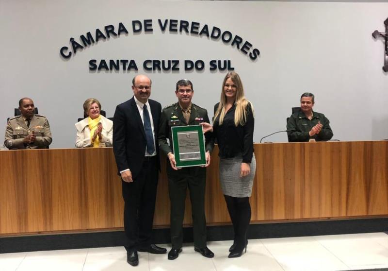 Coronel Christian Cravo recebe título de Cidadão Santa-cruzense